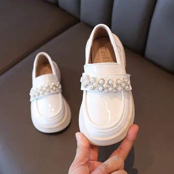  2023 Весенние Новые кожаные туфли для девочек в Британском стиле Маленькая принцесса Универсальные Мягкие Модные однотонные детские лоферы с жемчугом из искусственной кожи